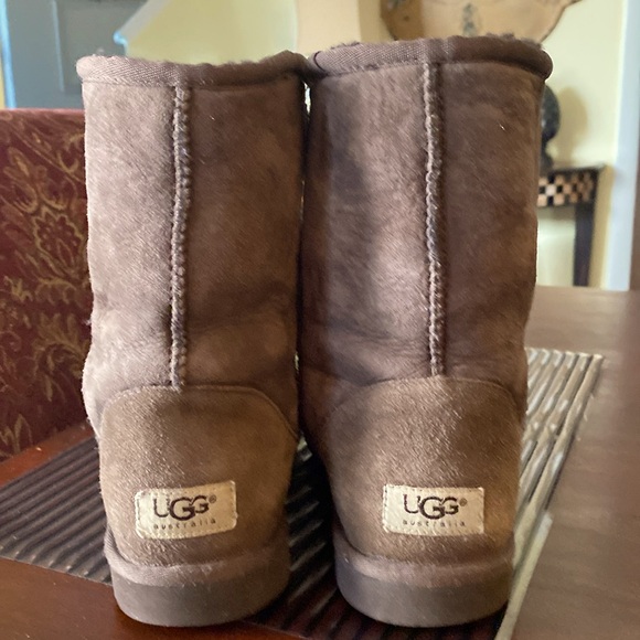 Classic UGG Short ll Women’s Brown Boots, Size 8 - Picture 2 of 5